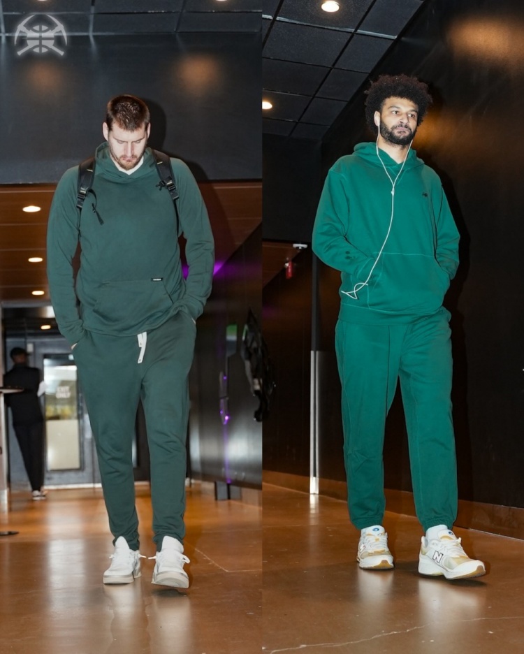 开云中国官网-连帽衫军团！掘金众将穿搭：约基奇&amp;穆雷深绿配色 哈达威与众不同