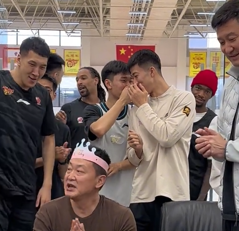 开云中国官网-广东为领队庆生！杜锋讲话并获高待遇，全员用力按蛋糕，奎因太坏
